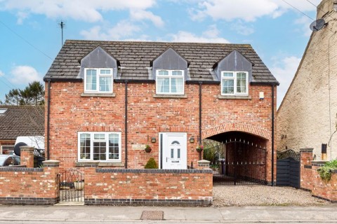 View Full Details for 37B High Street, Hook