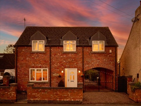 View Full Details for 37B High Street, Hook