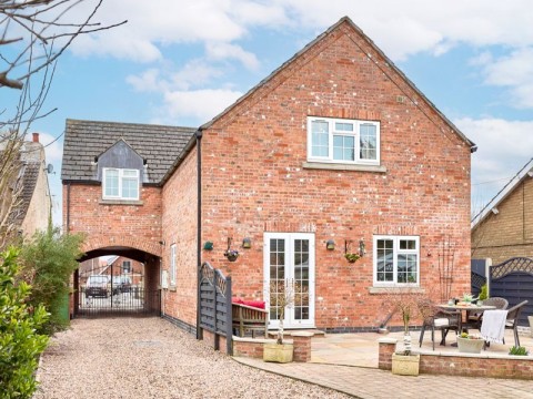 View Full Details for 37B High Street, Hook