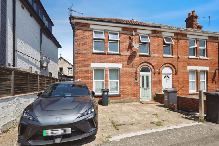 Two bedroom flat in sought after Charminster