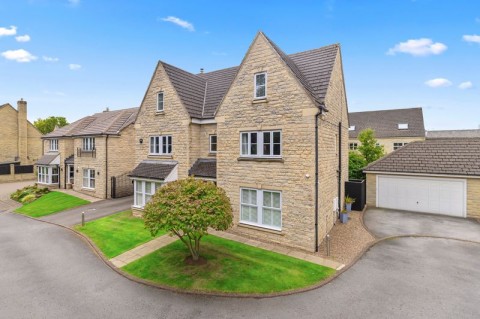 View Full Details for Cairn Garth, Guiseley