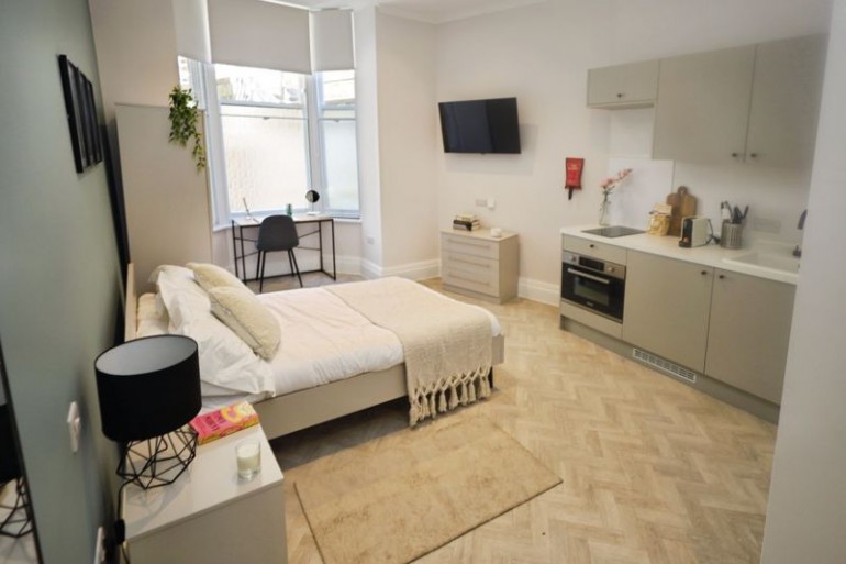 Stunning New build luxury apartment with bills included seconds from beach